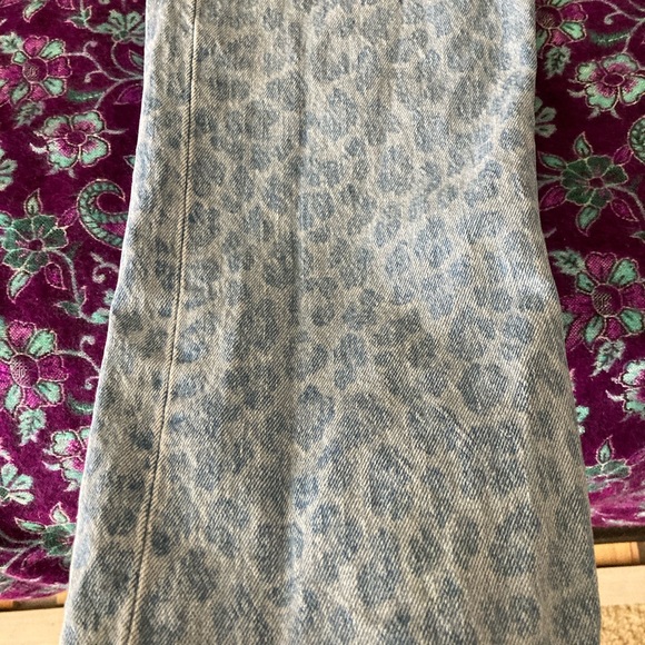 Levi’s Cheetah Print Jean - Picture 4 of 4